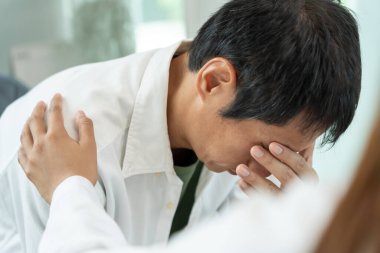 Hayat ve aile meselelerini tartışırken psikiyatrist omuzlarını tutuyor. Doktor cesaretlendiriyor ve empati kuran adam depresyona giriyor. Psikolojik, boşanmayı kaydet, el ele, güven, ilgi