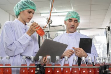 Müşteriye ürün göndermeden önce kalite kontrol gıdaları veya içecekler hakkında teknisyen teftişi. Üretim lideri malzeme ve verimliliği yeniden kontrol etti