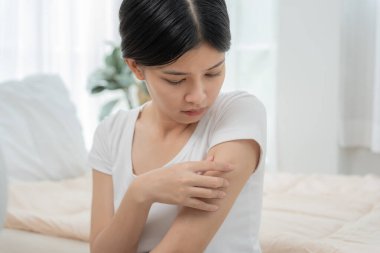 Cilt sorunu ve güzellik. Cilt alerjisi, steroid alerjisi, hassas cilt, güneş yanığı, kimyasal alerji, isilik, böcek ısırığı, Seborrheic Dermatiti...