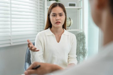 Akıl sağlığı sorunları olan bir kadın danışmanlık yapıyor. Psikiyatrist tedavi için hastanın durumunu kaydediyor. teşvik, sevgi ve aile sorunu, bipolar, depresyon hastası, intiharı koru