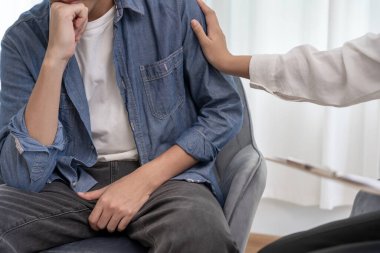 Doktor teşvik etti. Adam mahrem yerlerin önünde el ele tutuşup rahatsızlık duyuyor ve doktora danışıyor. Zührevi, testis kanseri, ereksiyon bozukluğu, erken boşalma, prostat kanseri.