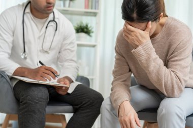 Akıl sağlığı sorunları olan bir kadın danışmanlık yapıyor. Psikiyatrist tedavi için hastanın durumunu kaydediyor. teşvik, sevgi ve aile sorunu, bipolar, depresyon hastası, intiharı koru.