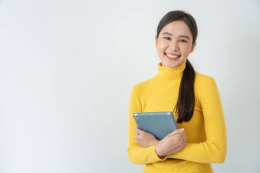 Çalışan kadın portresi, işteki gülümseyen Asyalı kız ve not, serbest çalışma, site dışı araştırma, kopyalama alanı, mutlu neşeli iş, pozitif enerji, iş planı, kadın yönetici