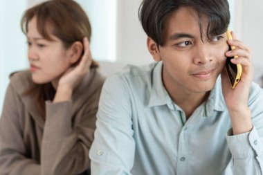 Çifte randevu, koca birini aramak için telefon kullanır, bir kaçamak yapar, zina yapar, çok eşlilik yapar, kocasının bir ilişkisi vardı. Aile sorunu, aldatma, boşanma, ayrılma.
