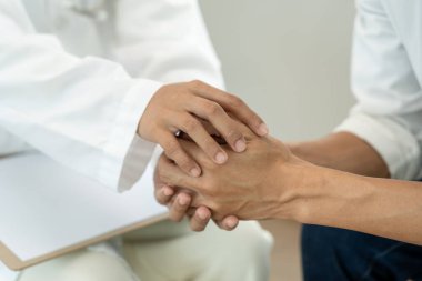 Psikiyatristler aile meselelerini tartışırken el ele tutuşuyorlar. Doktor cesaretlendiriyor ve empati kuran adam depresyona giriyor. Psikolojik, boşanmayı kaydet, el ele, güven, araba