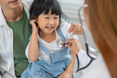 Çocuk doktorları çocuk gelişimini uygun yaşa göre kontrol ediyorlar, doktorlar çocuğu etkinlikler yapmaya teşvik ediyor, IQ, EQ, yaş uygunluğu ve tanıtım faaliyetleri,