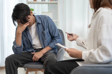 Adam mahrem yerlerin önünde el ele tutuşup rahatsızlık duyuyor ve doktora danışıyor. Zührevi, testis kanseri. Mesane sorunları, ereksiyon bozukluğu, erken boşalma, prostat kanseri.