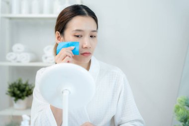 Yağlı yüz problemi, yüz dermatolojisi, büyük gözenekler, pürüzlü yüz, hassas cilt, güneş yanığı, sivilce, kuru deri, büyük gözenekler, kızarıklık, donuk yüz, çiller, kırışıklık, cilt problemi