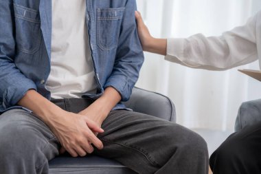 Adam özel yerlerinin önünde el işaretini kullanır. Rahatsızlık hisseder ve doktora danışır. Zührevi, testis kanseri. Mesane sorunları, ereksiyon bozukluğu, erken boşalma, prostat kanalı.