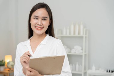 Güzellik kliniği, portre uzmanı VIP müşteriler için güzellik uzmanı, yatağı ve sandalyesi olan beyaz bir oda. Oda temiz ve düzenli, sağlık, cilt bakımı, tarz, sağlık, kozmetoloji, güzellik uzmanı