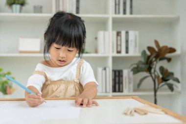 Mutlu Asya çocukları resim yapmayı öğreniyor ve eğleniyor. Aile evde mutlu ve heyecanlı. Anne ve kızı birlikte vakit geçiriyorlar. Tatil, Faaliyet, Yönetici Fonksiyonu, IQ, EQ