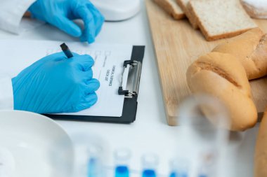 Bilimadamı kimyasalları ve mantarları laboratuvarda kontrol ediyor. Kontrol uzmanları kimyasal kalıntıların konsantrasyonunu inceliyor. Tehlike, standart, yasaklı maddeler, kirlilik, mikrobiyoloji