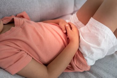 Mide ağrısı. Çocukların karın ağrısı, hazımsızlık, mide iltihabı, regl sancıları, gaz çıkarma, ishal, şişkinlik, kolon kanseri, karın iltihabı, gıda zehirlenmesi, karın zehirlenmesi,