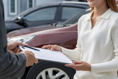 Kira, kiralık araba, satış, alım. Satış şirketi, sözleşme ve araba anahtarlarını imzalaması için yeni sahibine gönderir. Satışlar, kredi kredisi finans, kira aracı, sigorta, kiralama, satıcı, satıcı, taksit, araba bakımı işi