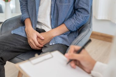 Adam mahrem yerlerin önünde el ele tutuşup rahatsızlık duyuyor ve doktora danışıyor. Zührevi, testis kanseri. Mesane sorunları, ereksiyon bozukluğu, erken boşalma, prostat kanseri.