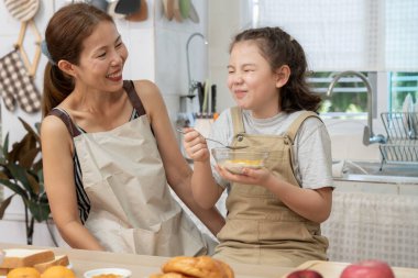 Aile zamanı, kahvaltı, tatillerde birlikte aktiviteler. Ebeveynler ve çocuklar tatillerde birlikte yemek yiyorlar. Sabah aile için yeni bir ev, iyi eğlenceler, hafta sonu, boş zaman