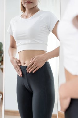 Diyet yapan kadınlar. Güzel şekil. Kadın vücudu için aynaya bakıyor. Kilo verdikten sonra bel ölçüleri küçülmüş. denge, kontrol, rutinler, egzersiz