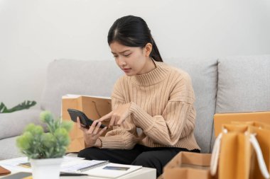 Yüklü faturaları ya da alışveriş faturaları olan stresli Asyalı bir kadın. Masrafları ve kredi kartı borçlarını ödeyecek parası yok. kıtlık, mali sorunlar, ipotek, kredi, yoksul, boş cüzdan, bankacılık