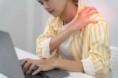 Kadın omuz ve omuz tutuyor ve dayanılmaz ağrılar çekiyor. Sağlık ve sorunlar, kronik omuz ağrısı, ofis sendromunda omuz ağrısı, skolyoz, bel fıtığı, kas iltihabı.