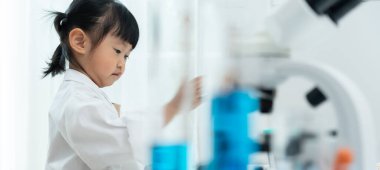 Çocuk Bilimci Eğitimi Laboratuvarda Bilimsel. Tıbbi çocuk eğitimi, biyoteknoloji, keşfet, hayal et, yürütme işlevi, çocuk, eğitim, zeka miktarı, duygusal nicelik