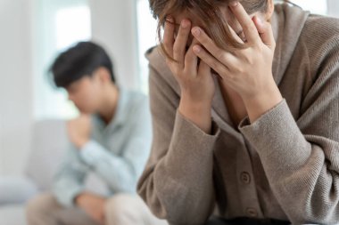 Çiftler evlendikten sonra çaresiz ve hayal kırıklığına uğrarlar. Karı koca kavgalar yüzünden üzgün, üzgün ve hayal kırıklığına uğramış durumdalar. Güvensizlik, aşk sorunları, ihanetler. Aile sorunu, gençlik aşkı