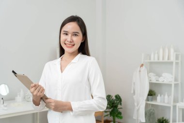 Güzellik kliniği, portre uzmanı VIP müşteriler için güzellik uzmanı, yatağı ve sandalyesi olan beyaz bir oda. Oda temiz ve düzenli, sağlık, cilt bakımı, tarz, sağlık, kozmetoloji, güzellik uzmanı