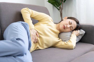 Asyalı kadınların midesi ağrıyor. Düzensiz yemek yeme, adet sancıları, gaz çıkarma, ishal, şişkinlik, şişkinlik, karın iltihabı, gıda zehirlenmesi, kabızlık....