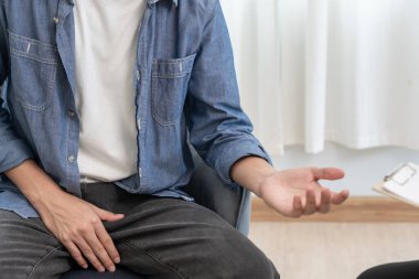 Adam mahrem yerlerin önünde el ele tutuşup rahatsızlık duyuyor ve doktora danışıyor. Zührevi, testis kanseri. Mesane sorunları, ereksiyon bozukluğu, erken boşalma, prostat kanseri.