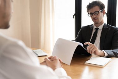 Yöneticiler iş başvurusu belgelerini kabul eder ve iş başvurularını okurlar. Şirket insan bulmak için internetten boş kadro yayınlıyor. İnsan kaynakları, röportajlar, mektuplar, yetkinlik.