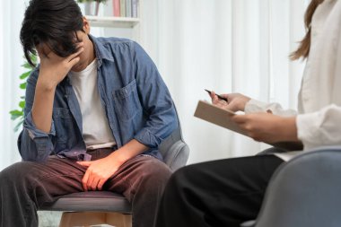 Adam mahrem yerlerin önünde el ele tutuşup rahatsızlık duyuyor ve doktora danışıyor. Zührevi, testis kanseri. Mesane sorunları, ereksiyon bozukluğu, erken boşalma, prostat kremi.