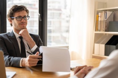 İş adamı başvuru belgelerini açıkla ve uygun pozisyon için devam et. Şirket insan bulmak için internetten boş kadro yayınlıyor. İnsan kaynakları, röportajlar, mektuplar, yetkinlik.