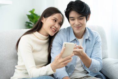 Çiftler gülümser ve mutlu olurlar. Birbirlerine sarılırlar, sarılırlar, sarılırlar, genç aşıklar, evli çiftler, sıcak bir aile. Karı koca yeni yıl arifesinde ya da sevgililer gününde çok eğleniyorlar.