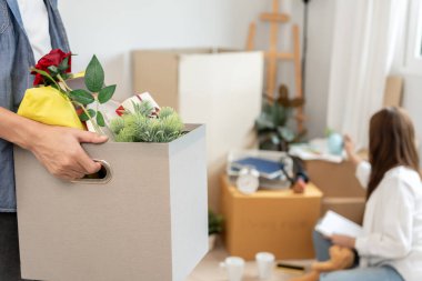 Taşınmak, taşınmak. Çiftler yeni bir ev için karton kutuda ekipman bulunduruyorlardı. Odanın içinde kişisel eşyalar ve mobilyalar içeren bir karton kutu vardı. Dairelere girin.