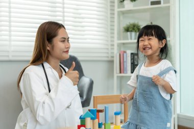 Çocuk doktorları çocuk gelişimini uygun yaşa göre kontrol ediyorlar, doktorlar çocuğu etkinlikler yapmaya teşvik ediyor, IQ, EQ, yaş uygun öğrenme faaliyetleri ve tanıtım, keşif