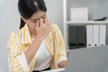 Baş ağrısı, kadın migren ağrısı, kötü sağlık, Asyalı kadın stres ve baş ağrısı, ofis sendromu, alınına dokunmaktan yorgun düşmüş migren ya da depresyon, sinirli kız, hüzünlü hüzün.