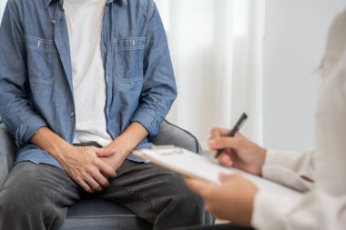 Adam mahrem yerlerin önünde el ele tutuşup rahatsızlık duyuyor ve doktora danışıyor. Zührevi, testis kanseri. Mesane sorunları, ereksiyon bozukluğu, erken boşalma, prostat kanseri.