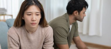 Boşanma. Asyalı çiftler evlendikten sonra çaresiz ve hayal kırıklığına uğrarlar. Karı koca kavgalar yüzünden üzgün, üzgün ve hayal kırıklığına uğramış durumdalar. Güvensizlik, aşk sorunları, ihanetler. Aile sorunu, gençlik aşkı