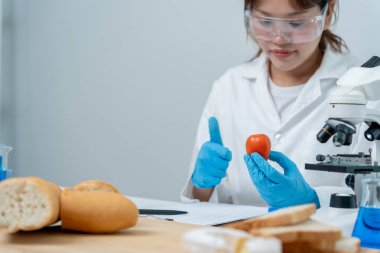 Bilimadamları laboratuvarda meyve artıklarında kimyasal madde bulunmayacağını garanti ediyorlar. Kontrol uzmanları kimyasal kalıntıların konsantrasyonunu incelerler, standart, yasaklı maddeleri bulur, kirletir, mikrobiyolog