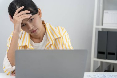 Baş ağrısı, kadın migren ağrısı, kötü sağlık, Asyalı kadın stres ve baş ağrısı, ofis sendromu, alınına dokunmaktan yorgun düşmüş migren ya da depresyon, sinirli kız, hüzünlü hüzün.