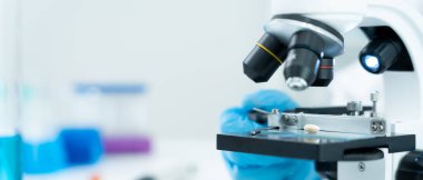 Bilimadamı laboratuvardaki tüm kimyasal tanecikleri kontrol ediyor. Kontrol uzmanları kimyasal kalıntıların konsantrasyonunu inceliyor. Tehlike, standart, yasaklı maddeler, kirlilik, mikrobiyolog