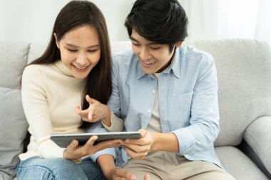 Çift evde online alışveriş yapmak için akıllı telefon kullanıyor. Ödeme detaylarıyla el ele tutuşan cep telefonu sayfa görüntüleme ve kredi kartı, evde kalmak, teknoloji, elektronik ticaret, internet, pazar yeri