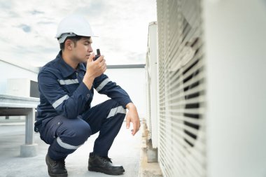 Yöneticiler iş başvurusunu kabul ediyor ve iş başvurularını, belgeleri ve iş başvurularını kabul ediyor. Şirket insan bulmak için internetten boş kadro yayınlıyor. İnsan kaynakları, röportajlar, mektuplar.