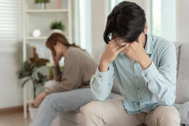 Boşanma. Asyalı çiftler evlendikten sonra çaresiz ve hayal kırıklığına uğrarlar. Karı koca kavgalar yüzünden üzgün, üzgün ve hayal kırıklığına uğramış durumdalar. Güvensizlik, aşk sorunları, ihanetler. Aile sorunu, gençlik aşkı