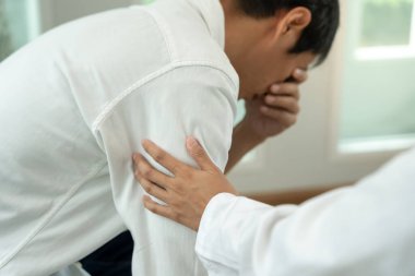 Hayat ve aile meselelerini tartışırken psikiyatrist omuzlarını tutuyor. Doktor cesaretlendiriyor ve empati kuran kadın depresyona giriyor. Psikolojik, boşanmayı kaydet, el ele, güven, ilgi