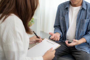 Adam zihinsel sağlık sorunlarının danışmanlık olduğunu söylüyor. Psikiyatrist tedavi için hastanın durumunu kaydediyor. teşvik, sevgi ve aile sorunu, bipolar, depresyon hastası, intiharı koru