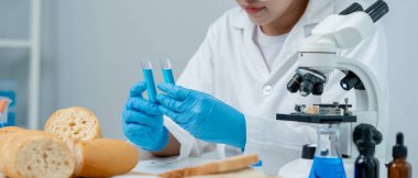 Bilimadamı kimyasalları ve mantarları laboratuvarda kontrol ediyor. Kontrol uzmanları kimyasal kalıntıların konsantrasyonunu inceliyor. Tehlike, standart, yasaklı maddeler, kirlilik, mikrobiyolog