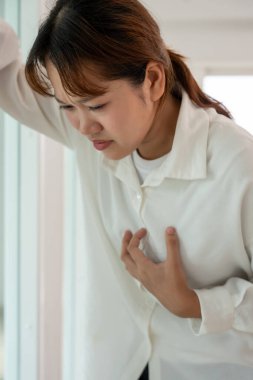 Göğüs kafesinde kalp krizi belirtileri var. Kadının göğüs ağrısı kalp hastalığından kaynaklanıyor. Sızıntı, genişleme, genişlemiş kalp.