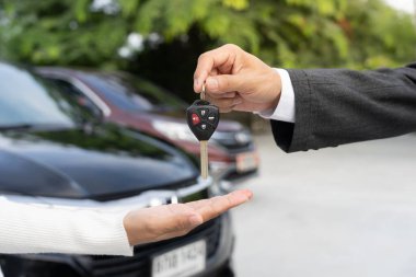 Kullanılmış araba, kiralık araba, sat, al. Anahtarı yeni sahibine bırakmaktan mutluluk duyarım. Satışlar, kredi kredisi finans, kira aracı, sigorta, kiralama, satıcı, satıcı, taksit, araba bakımı işi