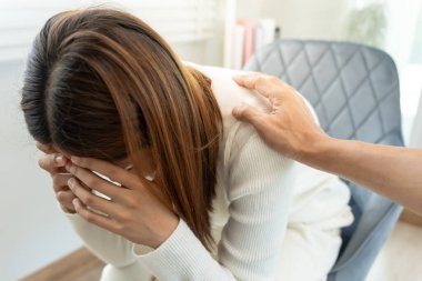 Hayat ve aile meselelerini tartışırken psikiyatrist omuzlarını tutuyor. Doktor cesaretlendiriyor ve empati kuran kadın depresyona giriyor. Psikolojik, boşanmayı kaydet, el ele, güven, ilgi