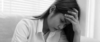 Mutsuz Asyalı kadın kız hayal kırıklığına uğradı, evde yalnız başına yaşanan sorunlara üzüldü, kendini yalnız hissetti, strese girdi, kötü bir ilişki yaşadı, ayrıldı, boşandı, kafası karıştı, depresyon geçirdi, zihinsel sağlık, yalnızlık.